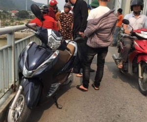Để lại xe máy, người đàn ông nhảy sông Lam tự tử