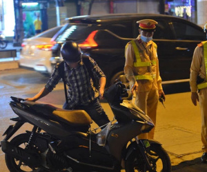 Tài xế xe máy ở Hà Nội uống 2 cốc bia bị phạt 7 triệu đồng: 'Được các anh CSGT kiểm tra, giữ xe cũng tốt mà'