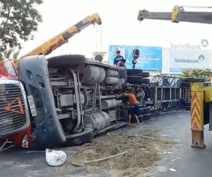 Xe container lật giữa vòng xoay trung tâm Sài Gòn, giao thông ùn tắc