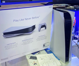 Máy chơi game Sony PS5 bán kiểu 'bia kèm lạc'