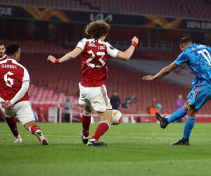 Để thua trên sân nhà, Arsenal hú vía vào tứ kết