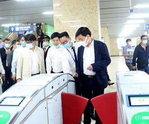 Phó Chủ tịch Hà Nội mua vé, đi thử tàu Cát Linh - Hà Đông
