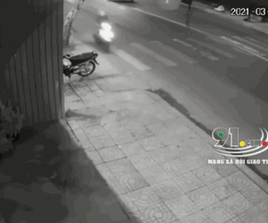 Clip: Nam thanh niên tử vong sau cú tông kinh hoàng vào cột điện
