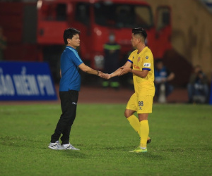 HLV Nam Định: ‘Penalty mười mươi mà trọng tài không thổi’