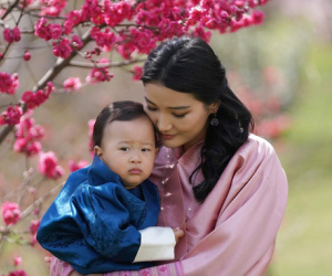 Khoe ảnh gia đình đẹp ngất ngây nhân dịp con trai út tròn 1 tuổi, Hoàng hậu Bhutan lại khiến vạn người mê đắm bởi nhan sắc lên hương
