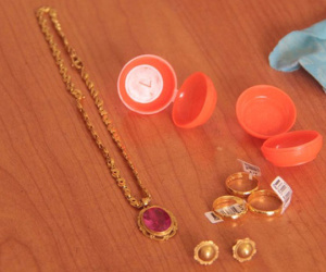 Người mua ve chai nhặt được hơn một cây vàng
