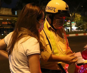 Lái ô tô đi nhậu, năn nỉ suốt 30 phút để được 'bỏ qua', nữ tài xế bị CSGT ở Sài Gòn phạt 35 triệu đồng
