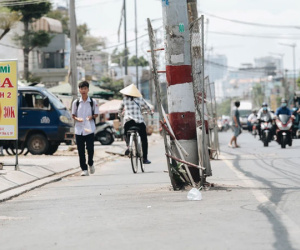 Chuyện kỳ lạ ở Sài Gòn: Cả trăm cột điện 'đi lạc' xuống giữa đường, người dân luồn lách như 'làm xiếc'