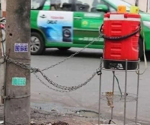 Mất 3 bình trà đá miễn phí, người đàn ông xích vào gốc cây và câu nói khiến tất bừng tỉnh