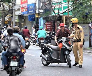 Video: 'Quên' mũ bảo hiểm khi đi đường và những pha cuống cuồng đối phó