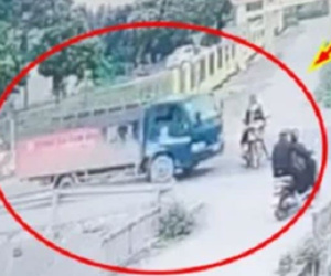 Video: Khoảnh khắc chị gái chở em trai sang đường bị ô tô tải đâm văng xuống mương khiến người xem bủn rủn