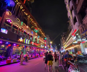 Sau 2 ngày hoạt động lại, phố Bùi Viện đông kín, bar 'sang chảnh' vắng hoe