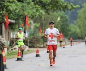 Ông Đoàn Ngọc Hải giành huy chương trong giải marathon tại Quảng Bình