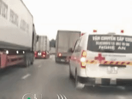 Clip: Mặc xe cứu thương hú còi xin vượt, tài xế container nhất quyết chèn ép gần 10km