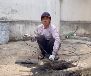 Hoài Linh tự tay móc cống: 'Nổi tiếng cũng là người, cũng phải làm hết'