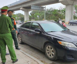 Hà Nội: Tài xế xưng là quân nhân đỗ ô tô Camry giữa ngã tư để ngủ, bị nhắc nhở liền ghì cổ, tát CSGT