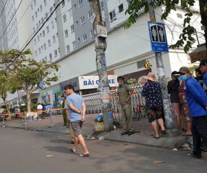 Vụ 2 cô gái trẻ rơi chung cư tử vong ở TP.HCM: Cư dân thấy 2 người mặc áo khoác đen đi thang máy lên sân thượng