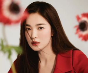 Mật báo Kbiz: Song Hye Kyo cặp kè đại gia Hong Kong, Park Seo Joon yêu nữ thần Hậu Duệ Mặt Trời, 'bóc' cả list nhóm nhạc bắt nạt
