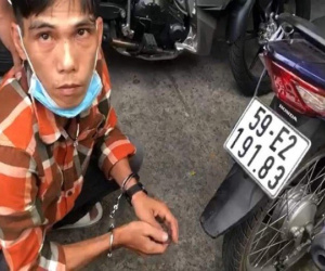Tên trộm 4 tiền án chuyên đá xế với chiêu dán băng keo đổi biển số