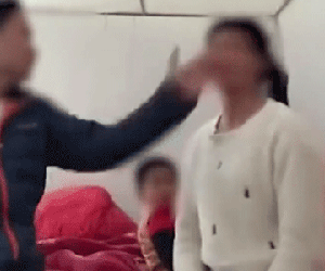 Clip: Chồng tát vợ 23 phát tới mức nôn ra máu ngay trước mặt con, nguyên nhân phía sau gây tranh cãi