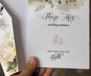 Con trai viết thiệp mời cho người bố bỏ đi hàng chục năm trước, câu nói của mẹ thực sự cao cả