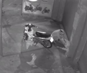 Clip: Kẻ gian trộm xe, ĐTDT của thanh niên nhậu say ngủ trước cửa nhà ở Sài Gòn