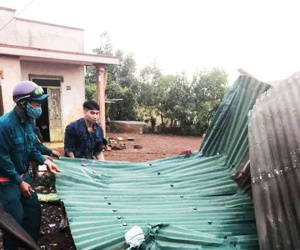 Sét đánh chết 1 người, lốc xoáy thổi bay 70 mái nhà ở Lâm Đồng