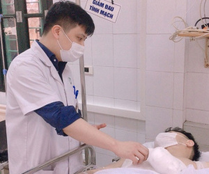 Máy dập công nghiệp bị lỗi, nam thanh niên bị nghiền nát 4 ngón tay