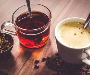 Lý do uống cà phê tốt hơn trà vào buổi sáng