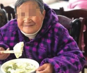 Vợ chồng già đi ăn nhưng không đủ tiền trả liền bị chủ quán mắng chửi dữ dội, con trai ông bà xuất hiện liền khiến đối phương 'xanh mặt'