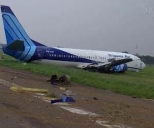 Video: Khoảnh khắc Boeing 737 của Indonesia 'mài bụng' trên đường băng