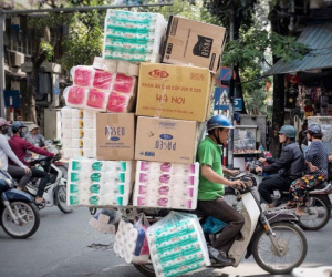 Nhan nhản xe chở hàng cồng kềnh trên đường phố Hà Nội