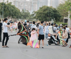 TP.HCM: Nhiều người đi đường liên tục bị dây diều cứa vào cổ, bị thương
