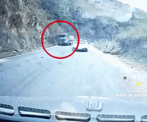 Clip: Lao vào vách núi, xe ben biến dạng sau cú tông kinh hoàng
