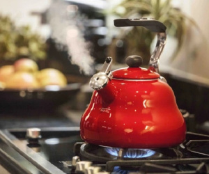Tin đồn 'nước sôi đun lại gây ung thư, nước để qua đêm có chất độc': GS thực phẩm tiết lộ chỉ số gây bất ngờ