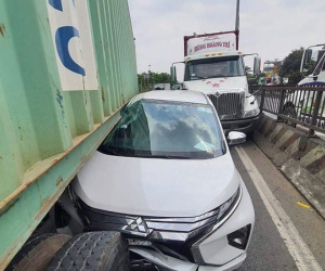 TP.HCM: Ô tô 7 chỗ bị ép bẹp dúm, mắc kẹt giữa 2 xe container khiến nhiều người rùng mình