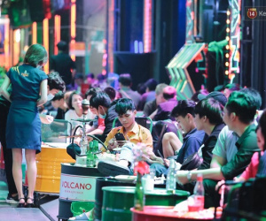 Cảnh trái ngược ở phố đi bộ Bùi Viện khi mở cửa trở lại: Nơi chật kín khách, chỗ thì vắng vẻ