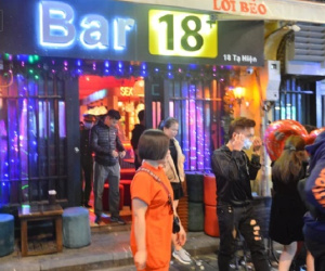 Ảnh: Nhiều bạn trẻ Hà Nội đi bar theo lệnh mở cửa nhưng vẫn phải ngậm ngùi ra về