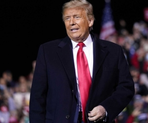 Ông Trump chế giễu tổng thống Biden vấp cầu thang Không Lực Một