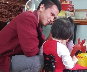 Rưng rưng khoảnh khắc bé gái rơi lầu 12 lần đầu gặp mặt anh Nguyễn Ngọc Mạnh: 'Con chào bố Mạnh, con cảm ơn bố'
