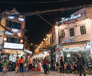 Đã lâu rồi các 'dân chơi' Thủ đô mới rốp rẻng thế này: Bar pub ở Tạ Hiện nhộn nhịp 'lên đèn, lên nhạc' sau thời gian dài đóng cửa
