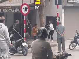 Clip: Hai cô gái giật tóc nhau giữa đường phố Hà Nội, các thanh niên mang hẳn 'dao phóng lợn' đến hỗ trợ