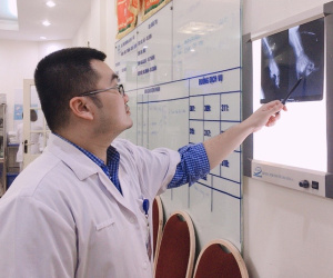 Bé gái 2 tuổi ở Hà Nội nát bàn tay do máy xay hoa quả
