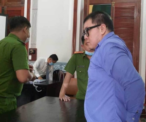 Lao ô tô vào cha mẹ đối thủ để trả thù