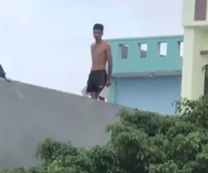 Thanh niên có biểu hiện ngáo đá trèo lên nóc nhà la hét, ném gạch xuống đường