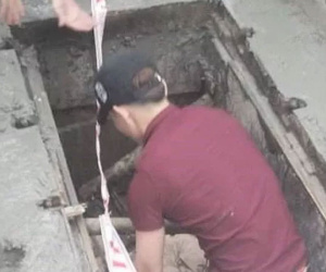 Người phụ nữ đi xe máy rơi xuống hố ga ngất xỉu