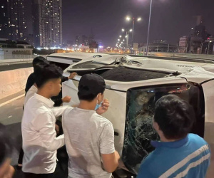 Ô tô lật nhào trên cầu Sài Gòn, 2 người bị thương