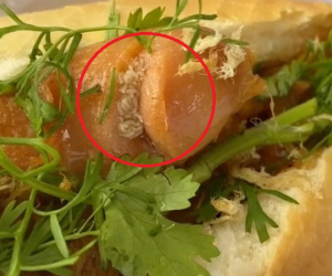 Mua ổ bánh mì kẹp xúc xích Đức, cô gái tá hỏa phát hiện hàng tá giòi đang bò lúc nhúc bên trong mặc dù chứng kiến người bán hàng đã chiên chín?!