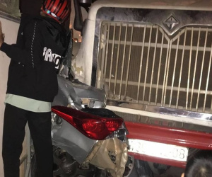 Xe container bất ngờ tự trôi, đâm bẹp 2 ôtô