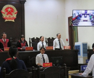 Bị xua đuổi, người đàn ông mang thuốc diệt cỏ đầu độc cả nhà cha vợ